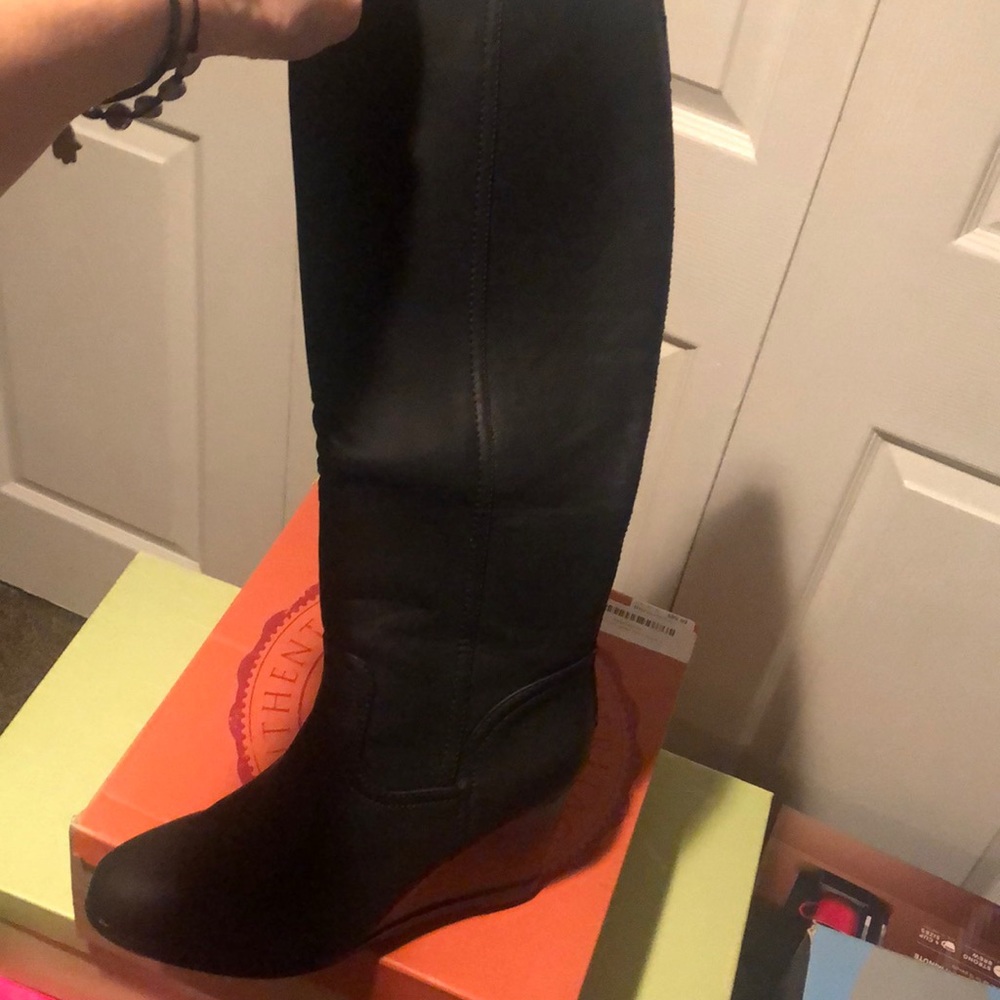 📍MAKE ME AN OFFER.. cleaning out my closets Zip back knee boots new!